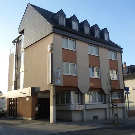 Zum Brunnen Отель