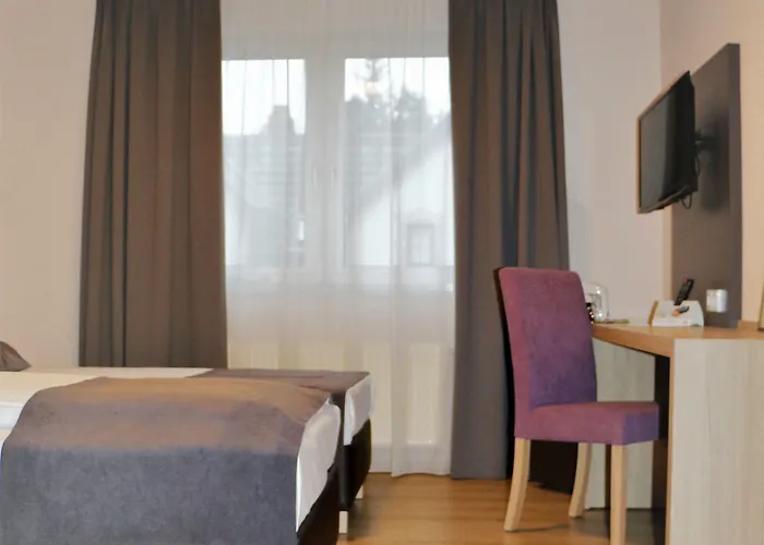 Zum Brunnen Отель Штайнбах-ам-Таунус